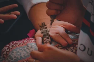 In the last ten days of Ramadan, families and associations carve henna for girls. This habit has been passed down from generation to generation